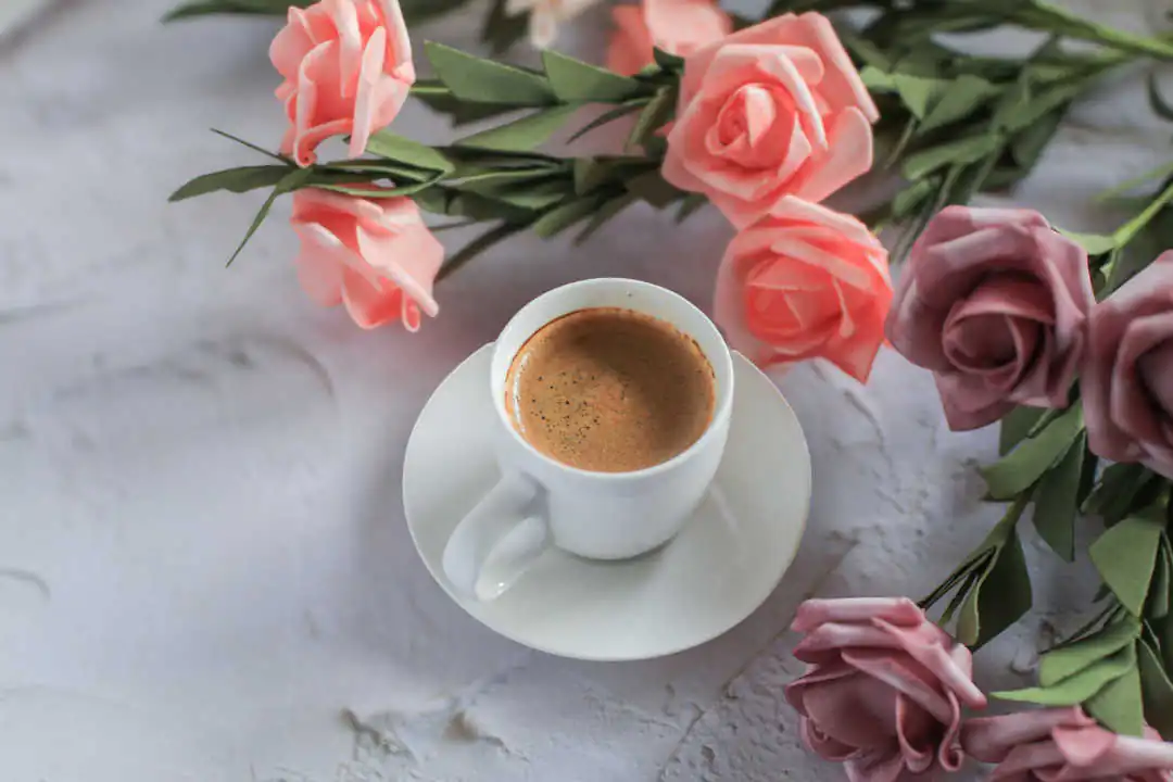 koffie en slaap - Kop koffie met rozen